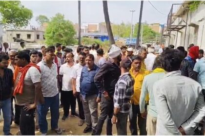 NEWS PR डेस्क: आरा, 05 अप्रैल। गड़हनी थाना क्षेत्र में शनिवार सुबह उस समय सनसनी फैल गई, जब बाइक से घर लौट रहे एक व्यक्ति की अज्ञात हमलावरों ने गोली मारकर हत्या कर दी। मृतक की पहचान रितेश सिंह उर्फ भुअर सिंह (45) के रूप में हुई है, जो पूर्व मुखिया के पुत्र बताए जा रहे हैं।