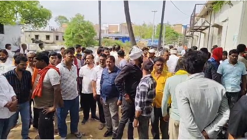 NEWS PR डेस्क: आरा, 05 अप्रैल। गड़हनी थाना क्षेत्र में शनिवार सुबह उस समय सनसनी फैल गई, जब बाइक से घर लौट रहे एक व्यक्ति की अज्ञात हमलावरों ने गोली मारकर हत्या कर दी। मृतक की पहचान रितेश सिंह उर्फ भुअर सिंह (45) के रूप में हुई है, जो पूर्व मुखिया के पुत्र बताए जा रहे हैं।