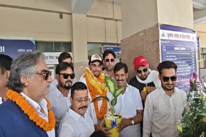 International cricketer Sohaib Khan received a grand welcome at Gaya airport. He has played for the UAE in the T20 World Cup.