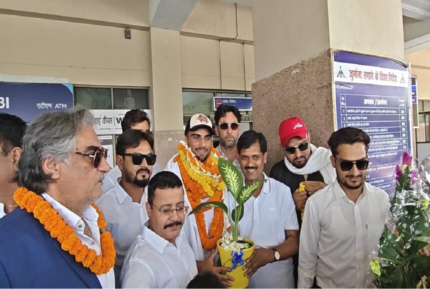 International cricketer Sohaib Khan received a grand welcome at Gaya airport. He has played for the UAE in the T20 World Cup.