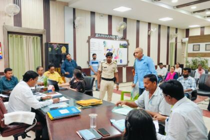 The District Magistrate listened to the problems of the people in the public court, many cases were resolved quickly.
