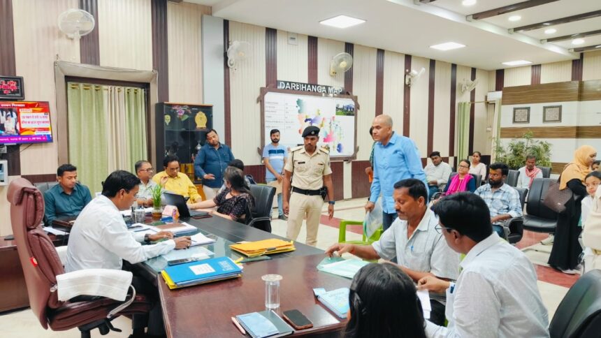 The District Magistrate listened to the problems of the people in the public court, many cases were resolved quickly.