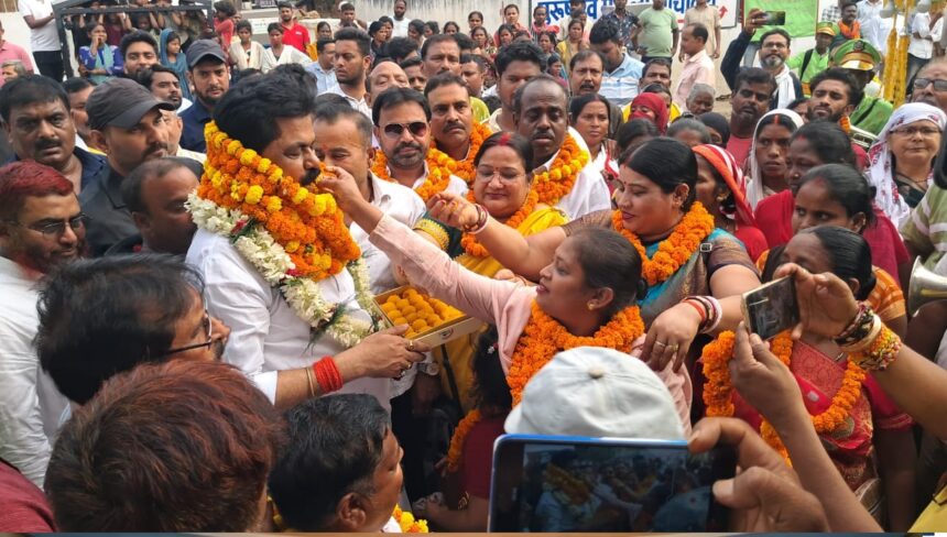 Standing Committee members of Gaya Municipal Corporation were felicitated with grand felicitation; Mohan Srivastava announced new development plans.