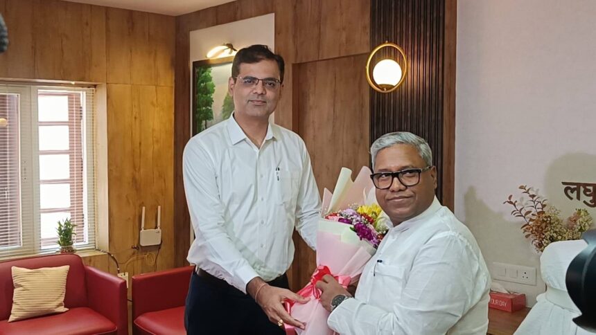 Dr. Santosh Manjhi took charge of the Minor Water Resources Department, increasing irrigation facilities for farmers is the first priority.