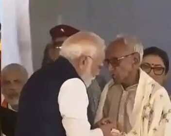 मोदी ने झुककर लिया आशीर्वाद