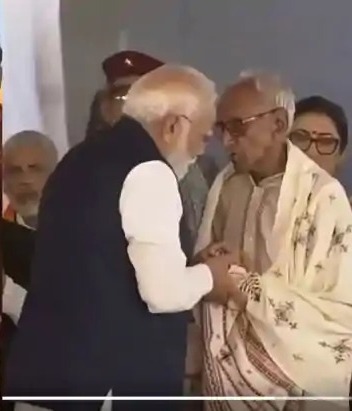 मोदी ने झुककर लिया आशीर्वाद