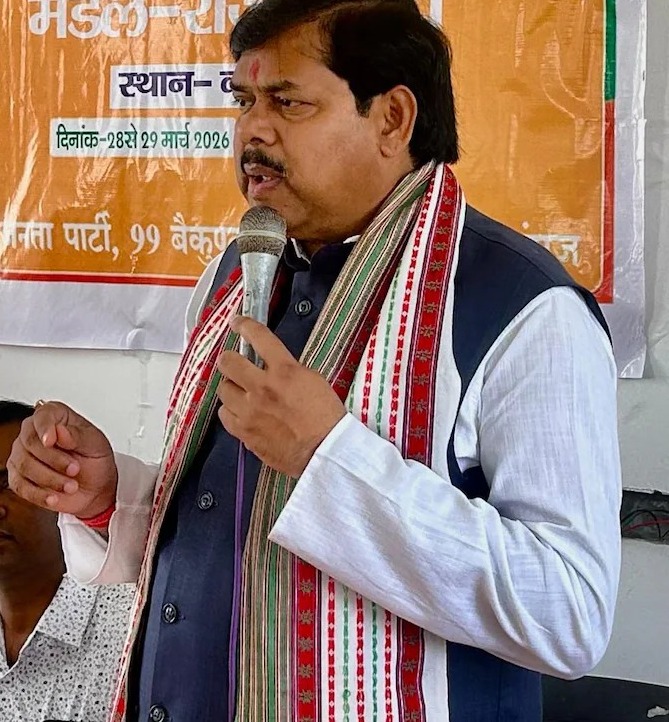 शिक्षा मंत्री मिथिलेश तिवारी