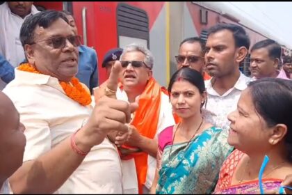 Minister Nitish Mishra received a grand welcome at Sultanganj Railway Station