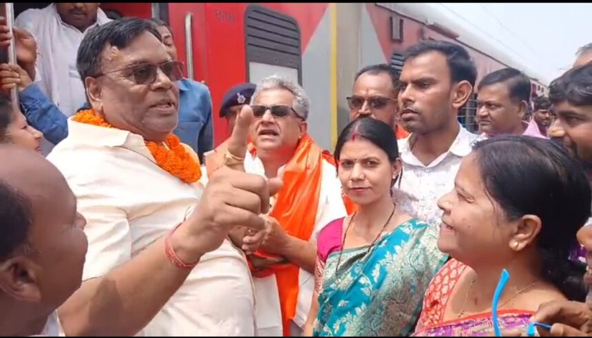 Minister Nitish Mishra received a grand welcome at Sultanganj Railway Station