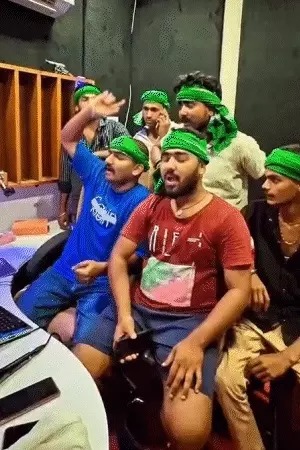 हरे गमछे वाले को खोजो