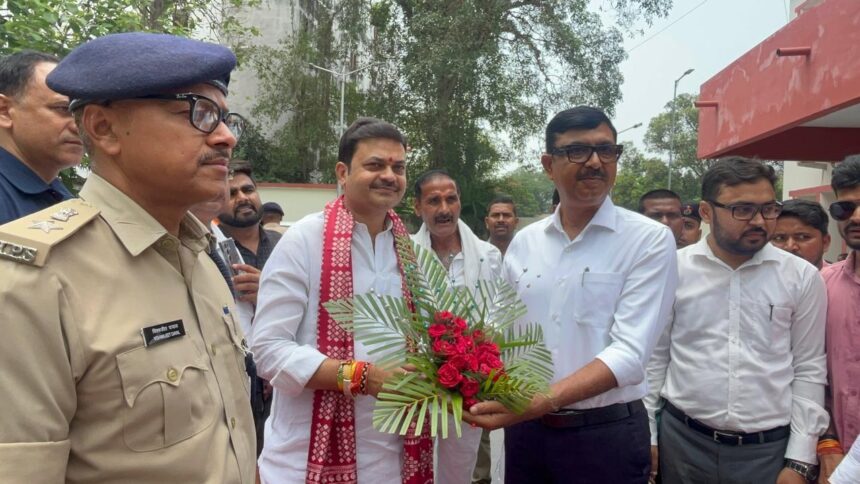 Newly appointed Minister in Charge Sanjay Singh arrives in Jamui, greeted by police; assures speedy development work