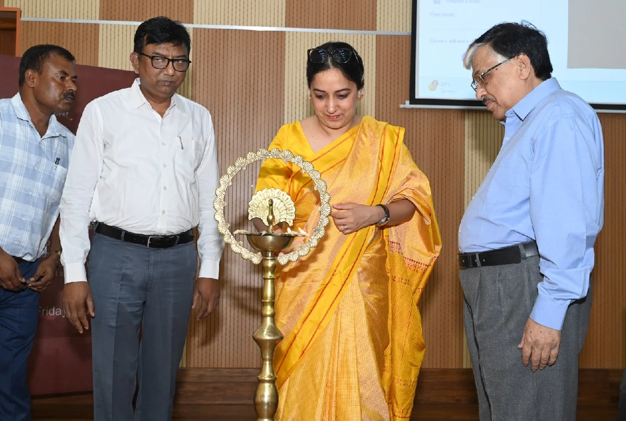 A special lecture by museologist Avni Sethi was organized at Bapu Tower, where she shared her experiences on the theme 'Museum as a Question'.