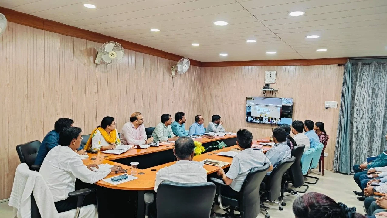 Emphasis on transparency and expediting revenue-related work; Minister Dr. Dilip Jaiswal reviews Darbhanga district.