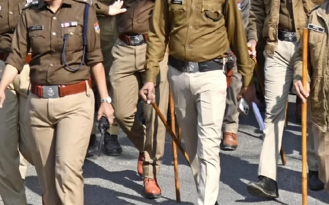 Police team attacked while trying to apprehend a liquor smuggler; eight soldiers, including a female constable, injured; four in critical condition
