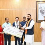 Commonwealth Youth Chess Champion Ryan was honoured by the Chief Minister and presented a cheque of Rs 22.50 lakh.