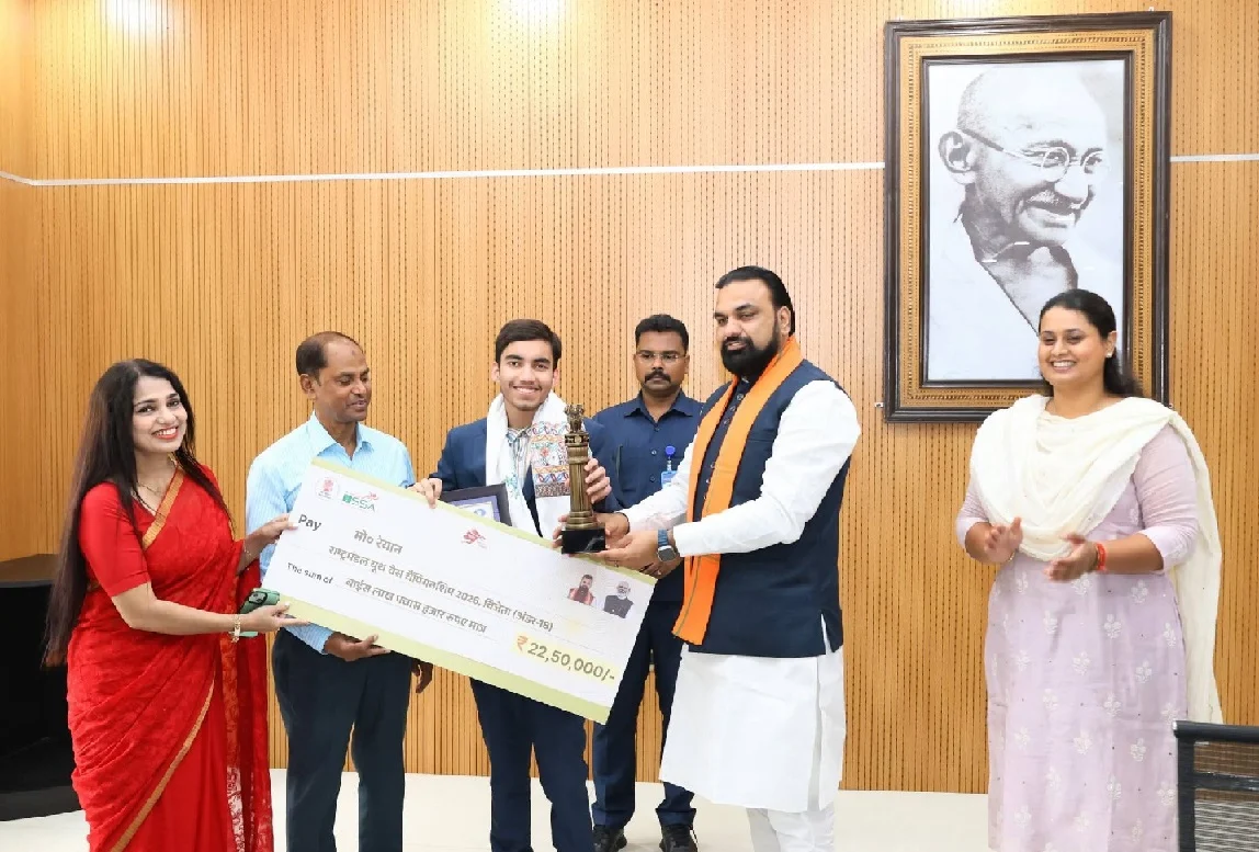 Commonwealth Youth Chess Champion Ryan was honoured by the Chief Minister and presented a cheque of Rs 22.50 lakh.
