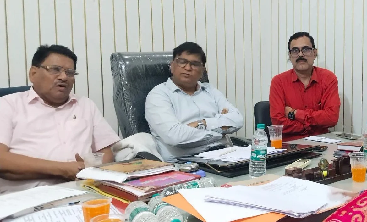 Review of pre-flood preparations; instructions issued to all departments for time-bound action.