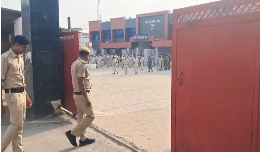 A joint team of the district administration and police conducted an intensive raid at Adarsh ​​Central Jail, Beur.
