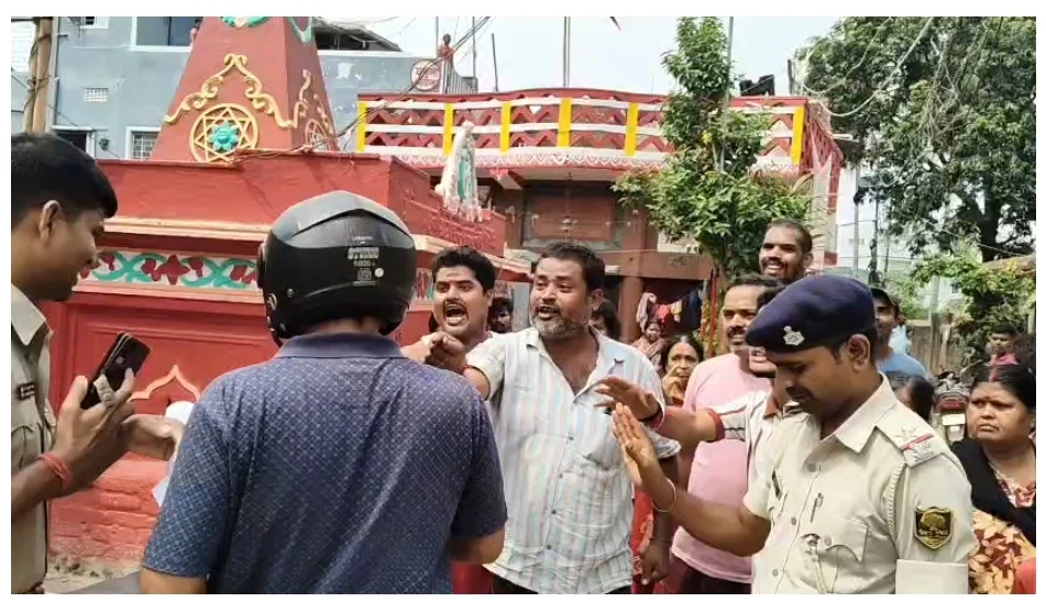 Dispute over the barricading of the temple complex leads to a clash between two groups; several injured, police deployed in the area.