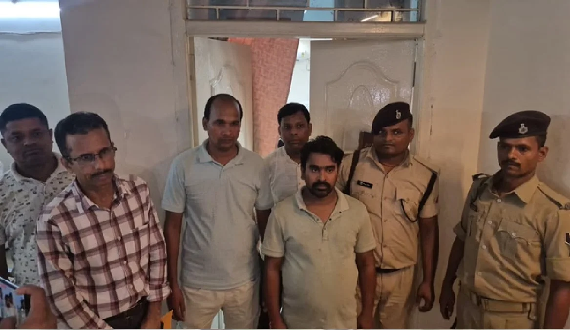 Revenue employee arrested while accepting a bribe of ₹15,000 in Nawada; major action by the Vigilance Bureau.