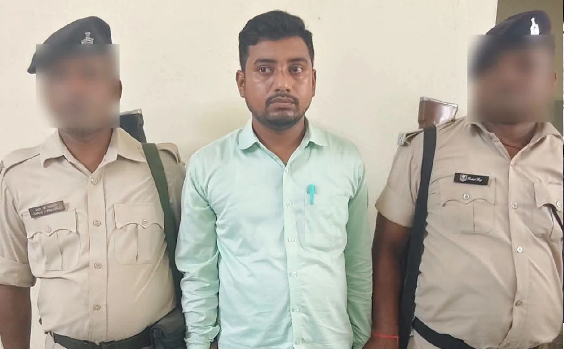 Revenue employee arrested red-handed while accepting a bribe in Bhojpur; major action by the Vigilance Bureau.