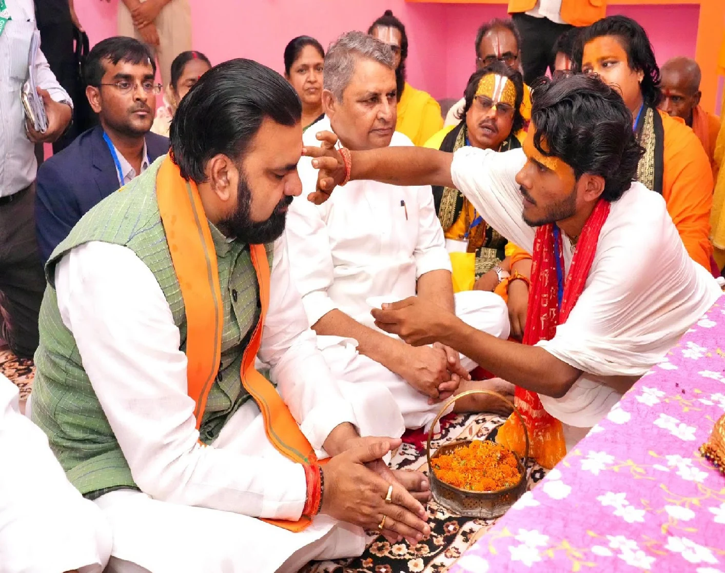 The Chief Minister attended the 'Pran Pratishtha' (consecration) festival and Vishnu Mahayajna held at the '24 Avatar Dham' in Samastipur, and prayed for the peace, happiness, and prosperity of the state.