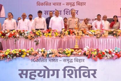 Deputy Chief Minister Vijay Kumar Chaudhary reached the Khajuri Sahayog Camp and distributed acceptance letters, cheques and house keys to the beneficiaries.