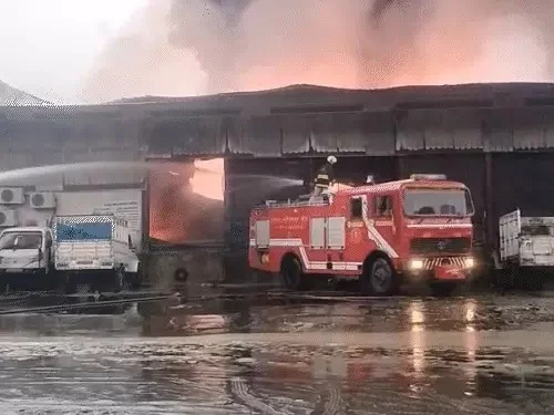 Massive fire at a warehouse on Mahuli Road in Patna City