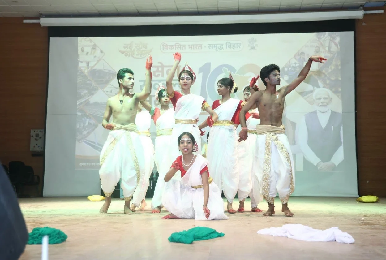 A grand cultural program was organized at the Darbhanga Auditorium to mark the completion of 100 days of the Samrat government.