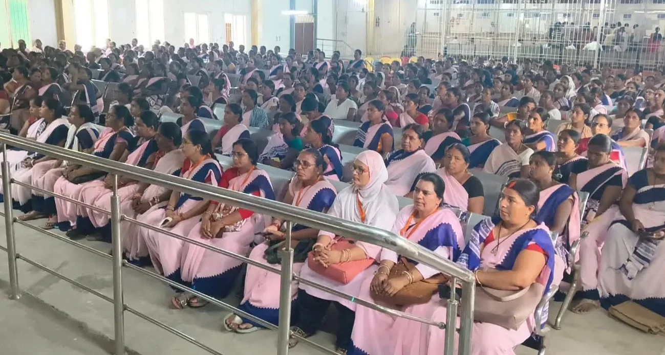 Emphasis on increasing institutional deliveries; honoring outstanding ASHA workers; action to be taken against poor performance.