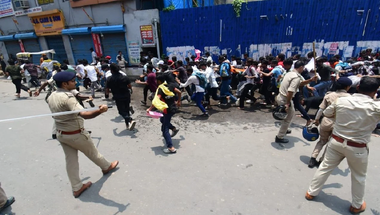 Bihar Bandh: Student organizations stage aggressive protests from Patna to Chhapra; clashes erupt at several locations; Tej Pratap Yadav detained.