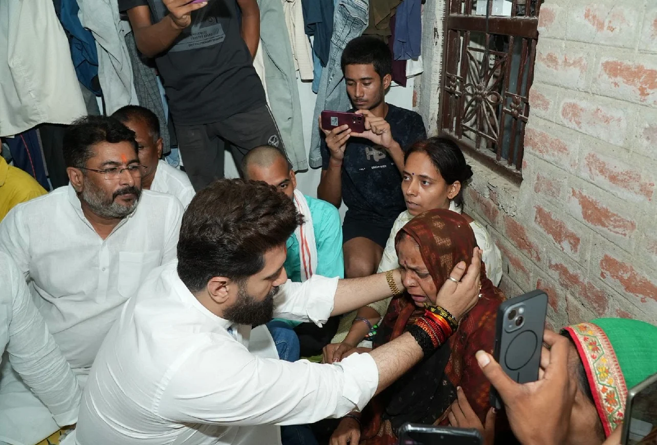 Bharat Tiwari encounter case: Chirag Paswan visits Bilauti; tells family he will stand by them until justice is served.