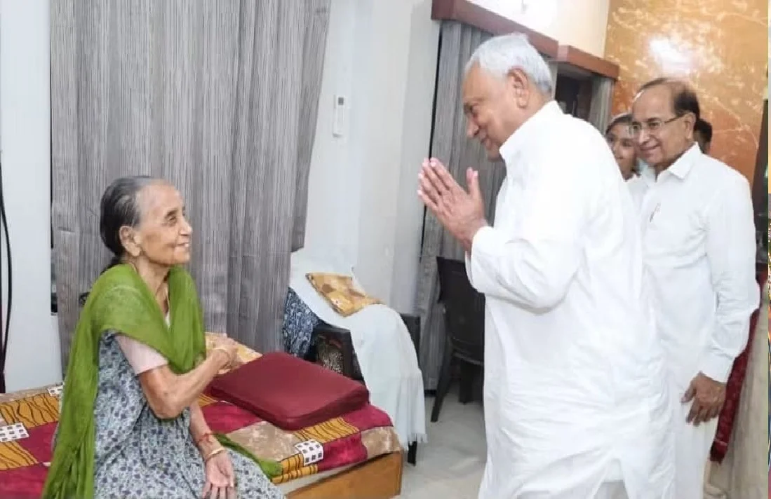 Nitish Kumar visited the residence of Deputy Chairman Prof. Ramvachan Rai and sought blessings from his elder sister.