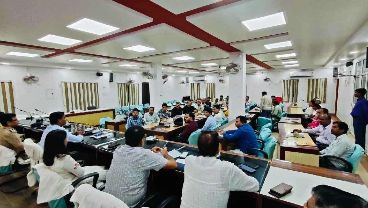 DM and SSP hold meeting with coaching center operators and hostel representatives; students urged to stay away from misleading activities.
