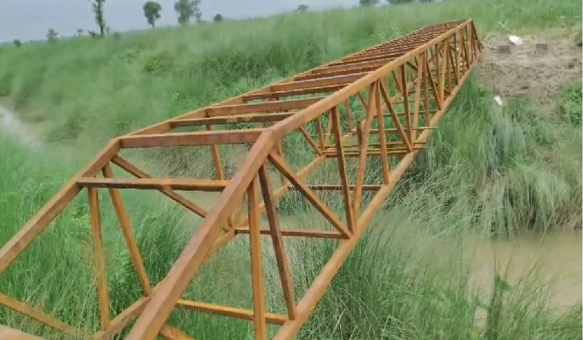 An example of community cooperation: 70 families came together to build a bridge over the river, making the commute easier for schoolchildren.