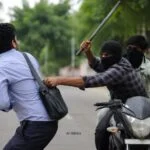 Youth robbed of ₹75,000 while returning from a bank in Saran; miscreants flee after attacking him with an iron rod.