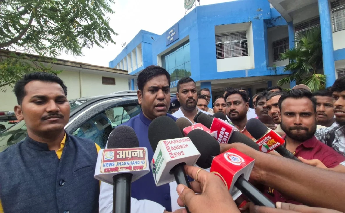 Mukesh Sahani arrives in Palamu, demands justice in the Sikandar murder case; warns of a massive agitation if no action is taken within 15 days.