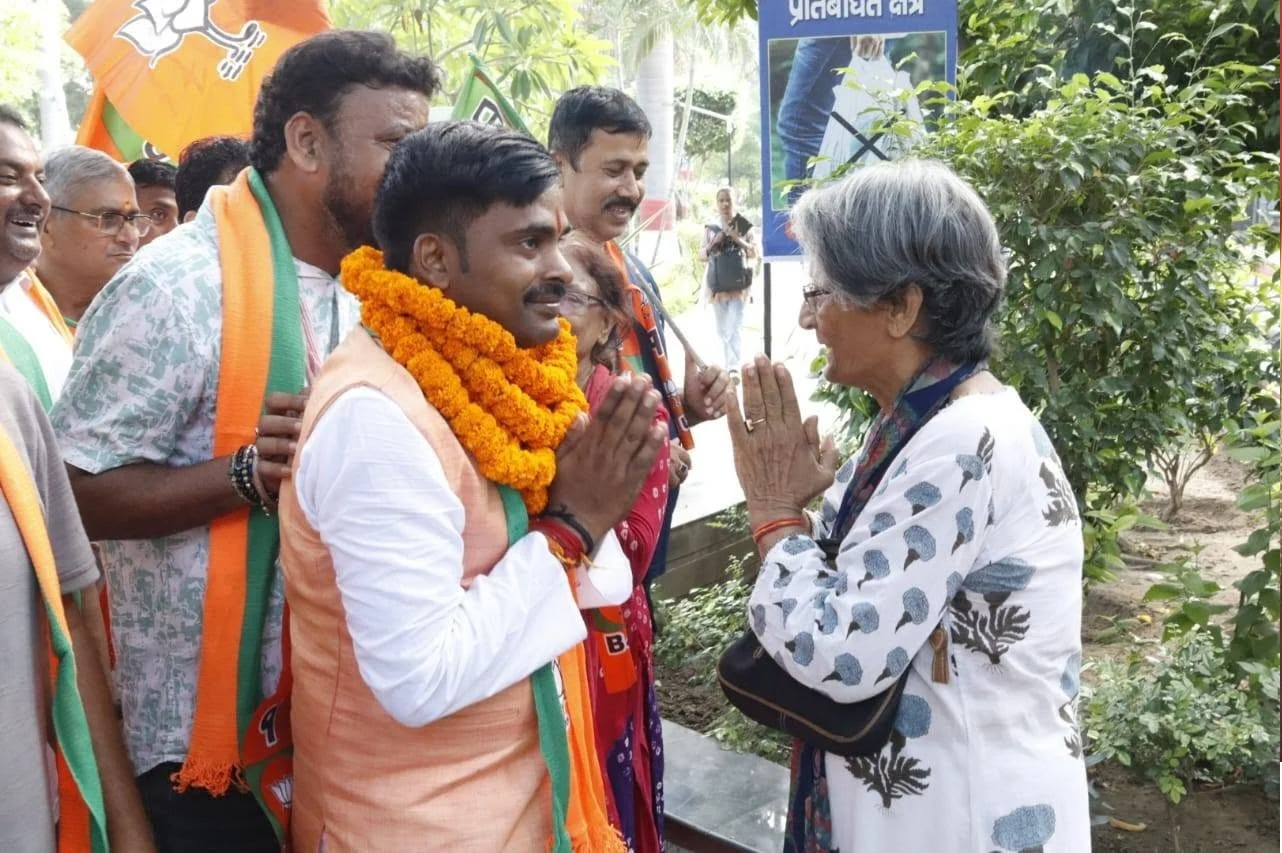 NDA candidate Neeraj Sinha is conducting door-to-door public outreach, highlighting the commitment to development and good governance as the hallmark of the NDA.