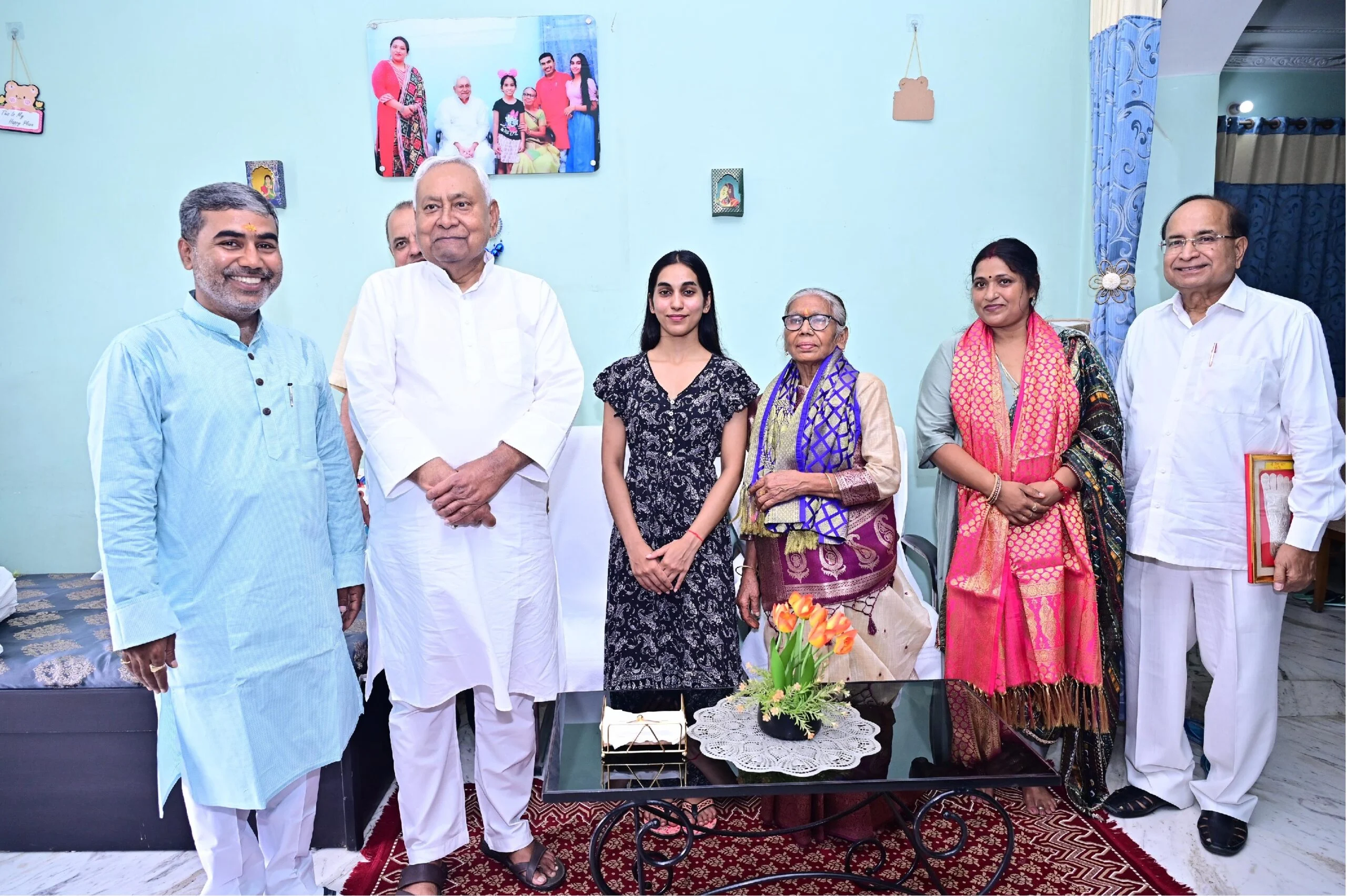 Nitish Kumar visited a party worker's home on the occasion of Guru Purnima and blessed the family members.