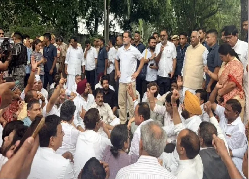 Congress intensifies protests in support of students; Rahul and Priyanka stage a sit-in near the PM's residence.