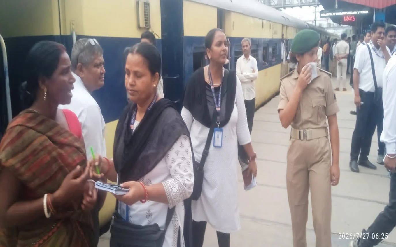'Red Train' ticket-checking drive conducted at Taregana station; 252 ticketless passengers caught.