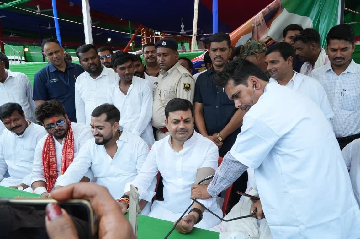 Tribute meeting held in Hajipur on Ram Vilas Paswan's birth anniversary; people availed free medical treatment at a health camp.