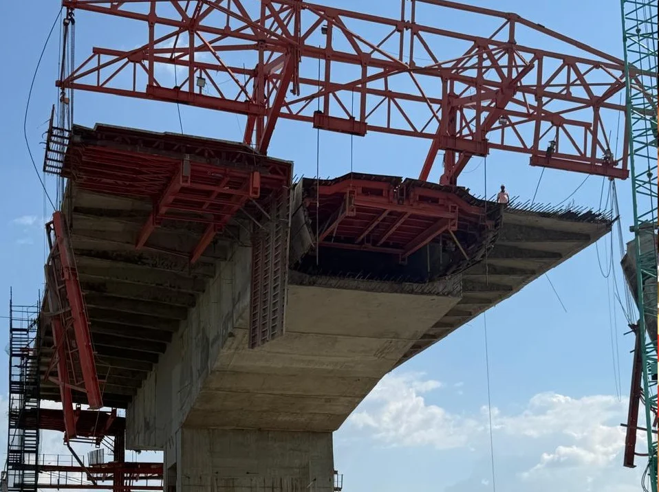 Accident during construction of the Bakhtiyarpur-Tajpur bridge project; 4 workers injured due to a technical glitch in the CFT machine.
