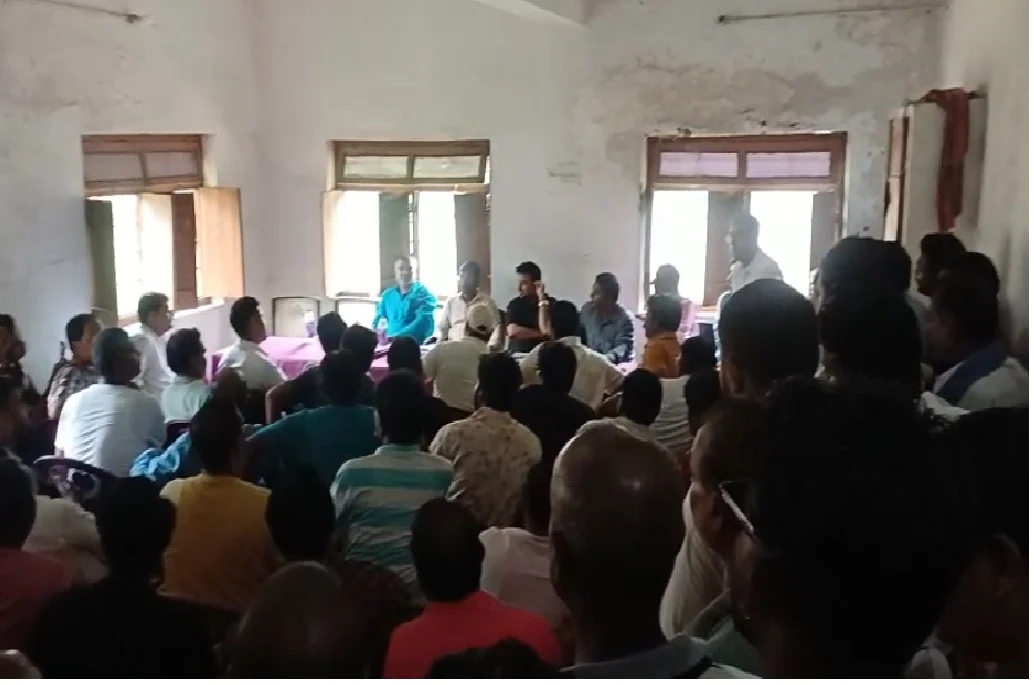 Uproar at Fertilizer Monitoring Committee meeting over urea crisis; dealers accused of arbitrary practices.