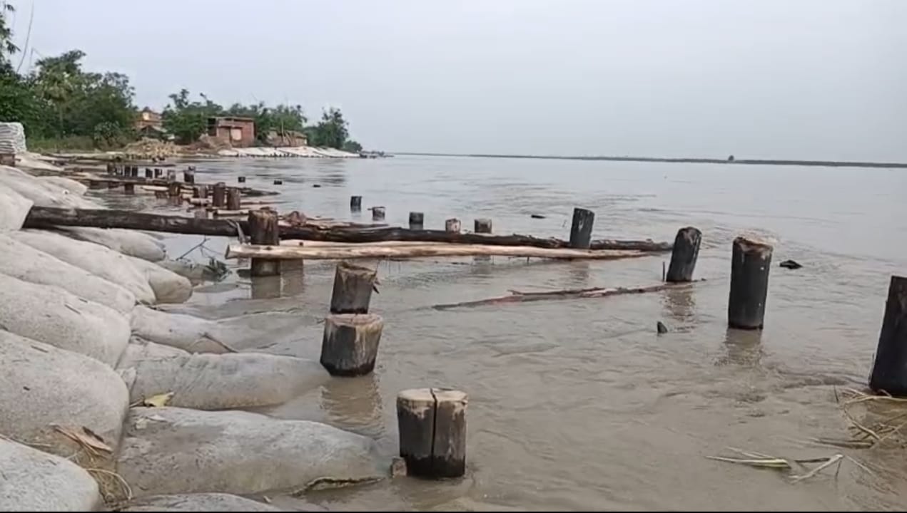 पश्चिम चंपारण: गंडक नदी का बढ़ता जलस्तर बना खतरा, कटाव रोकने के लिए ग्रामीणों ने खुद संभाली मोर्चा