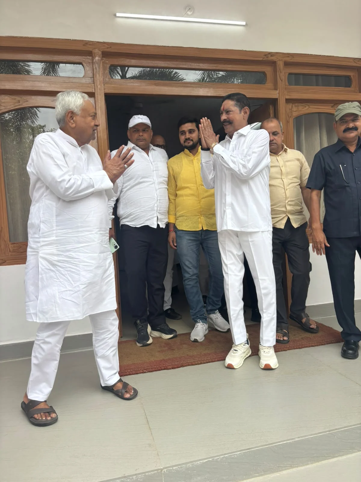 पूर्व सीएम नीतीश कुमार से मिले अनंत सिंह